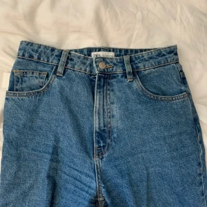 Zara Mom Jeans - Blåa Zara Momjeans, relativt korta. Du betalar frakten