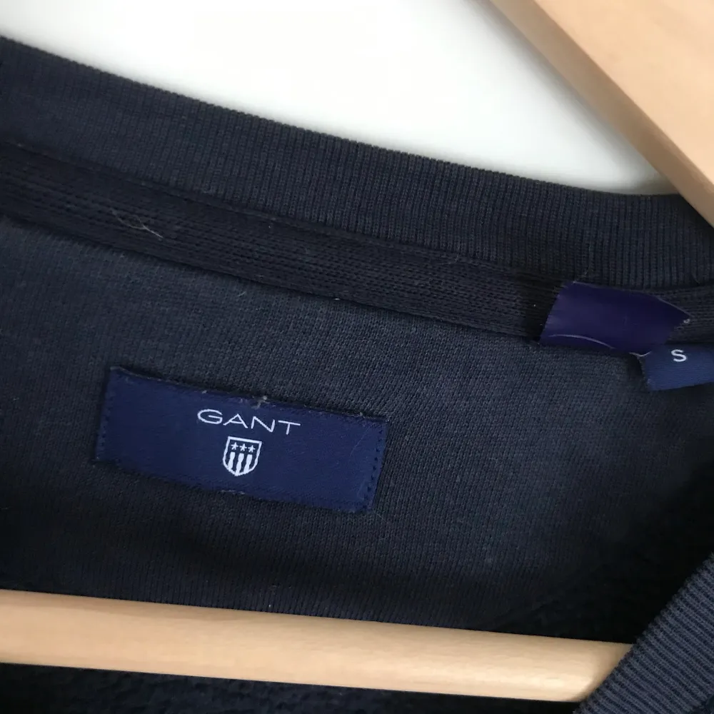 En superskön GANT-tröja i en mörkblå färg. Storlek small men passar även medium. Använd många gånger men är i fint skick! Köpt för 999kr. Köparen står för frakt💕. Tröjor & Koftor.