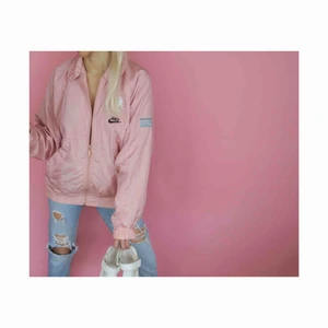  - Säljer denna drömmiga vintage windbreaker från Nike 💖 i väldigt fint skick trots sin långa livslängd ~~~~ Spårbar frakt på 63kr tillkommer. Tar 1-2 dagar att få hem. 