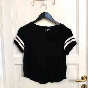  - Kort tröja från hm, jätteskönt material perfekt att sova i. Har något litet hål. 