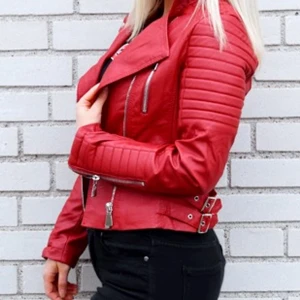 Röd skinnjacka chiquelle - Röd skitfin skinnjacka från chiquelle, nypris 699. Knappt använd och i fint skick! Säljer för 200 kr ink. 60 kr frakt! 