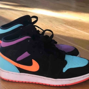  - Jätte coola Nike jordans 1. Säljer pga lite förstora. Jag har i vanliga fall strl 38, och dessa är 40 men passar 39 också. Möts i Stockholm eller skickas mot fraktkostnad. Start bud 950, nypris 2700. Använda 3 ggr. 