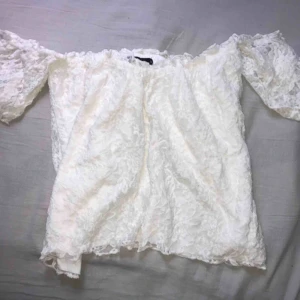  - Urgullig vit och blommig sommartopp från bikbok, ärmarna sitter som en off shoulder topp. I ryggen är det öppet som syns på bilden 