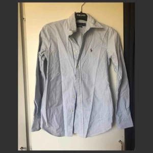  - Säljer Skjortan då den blivit för liten, äkta! 