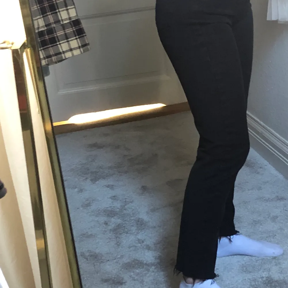 Svarta jeans i modellen ”straight cropped” från bershka. Storlek 34, lite tighta över låren för mig som normalt har 34-36. . Jeans & Byxor.