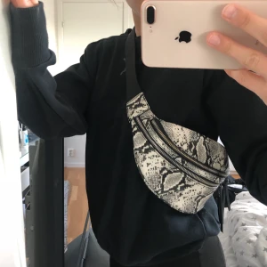 Väska från MANGO - Väska från MANGO i ormskinn med justerbart band. I väldigt fint skick, knappast använd! 