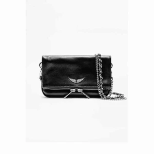 Zadig väska - Jättefin Zadig et Voltaire väska💞 modellen heter ”Rock nano bag”🎸 Väldigt sparsamt använd då jag har en annan. Den är köpt för ca 2000kr💞 Skriv för mer bilder🌸🌸