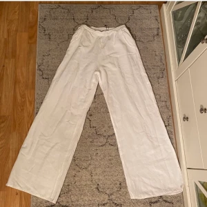 Vita linne byxor  - Säljer:vida linne byxor  Själ: använder ej  Storlek: 36 Pris: 150kr Frakt: 66kr Skriv privat eller kommentera för intresse eller bud, kram💓💓 de är väldigt många som är intresserade så ni får buda budet ligger på: 170 kr 