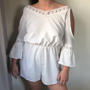 Vit jumpsuite  - En vit jumpsuite som sitter fint och skönt på! Storlek 36/38. Frakt tillkommer!