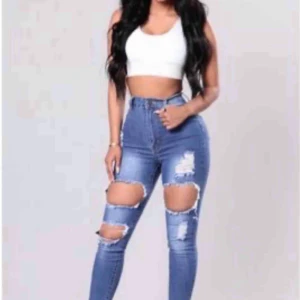 Jeans från Fashion Nova - Jätte snygga jeans från Fashion Nova! Är dock för små för mig så därför vill jag sälja de till någon som de passar till! ❤️ Köpte de från Fashion Nova för 300kr, har aldrig använt de bara provat de! :)
