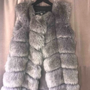 Pälsväst - Jag säljer min fina fusk pälsväst då den inte kommer till användning. Den är i gott skick och är i storleken one size och passar dem flesta storlekar.