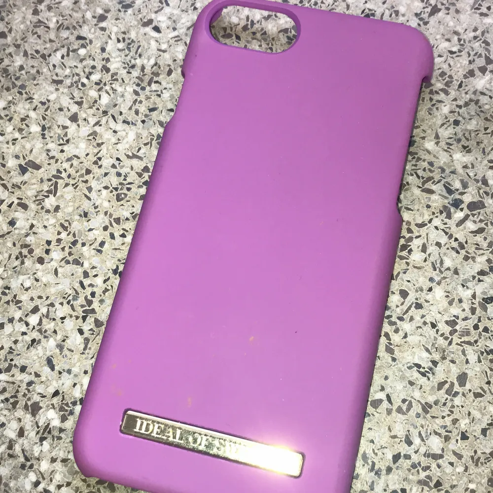 • Ett IPhone 7 skal från iDeal of Sweden i fin lilla/rosa färg.                                                           •Förutom dom små fläckarna på skalet så är den i bra skick! Frakten ingår! . Accessoarer.
