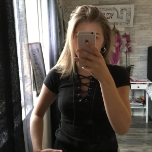 tröja  - T shirt med snörning🖤