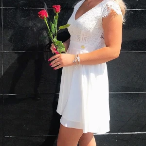 Vit klänning strl S - Säljer min vita klänning från bubbleroom. Jätte fint skick då den endast har används 1 gång på en skolavslutning. Inga slitningar eller fläckar. Nypris 599kr mitt pris 250kr🤍