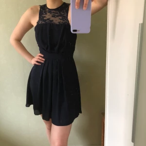 Klänning från Nelly  - En midjeformande klänning från Nelly som jag använt en gång på ett bröllop som sent kommer att glömmas.  🦋Fraktkostnad tillkommer🦋