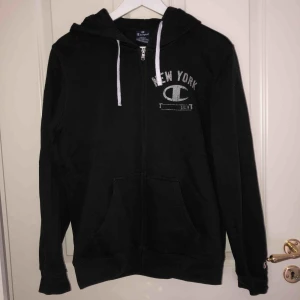  - Äkta Champion kofta   Sparsamt använd  Mysig inuti  Priset kan diskuteras