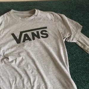 Vans tröja  - Väldigt fin vans T-shirt med en Cubus tröja under, storlek 170 passar både tjejer och killar och om du älskar skatestil har du kommit rätt💕💕😚