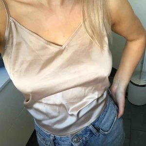  - Helt oanvänd skitsnygg festtopp idrån NAKD. Superfint glansigt material med en öppen rygg😍😍 så fin festtopp!!