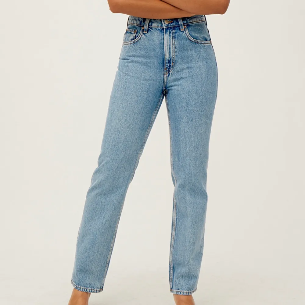 Felfria weekday jeans i modellen voyage high straight . Jeans & Byxor.