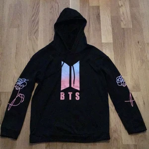 BTS hoodie - Bra skick och ett år gammal. Använd några gånger.
