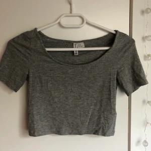 Basic tshirt - Två basic t-shirts från h&m storlek xs på bägge, frakt ingår. 40kr för båda.