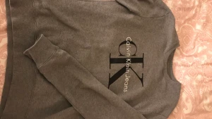Calvin Klein tröja - Tröjan är använd ett fåtal gånger och är i fint skick 