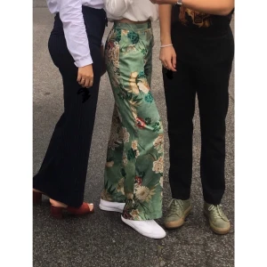 Byxor i satin - Högmidjade satinbyxor från Zara! Använda endast 2 ggr. 