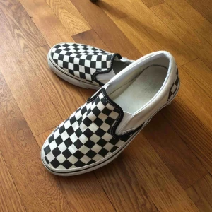  - Fina rutiga slide Vans i storlek 37.5! Frakt tillkommer och priset går att diskuteras👏💛