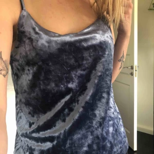  - Blått sammetslinne från Lindex! I fint skick, använt ca 2ggr. Köparen står får frakt 💎