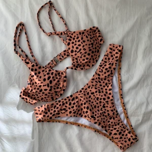 shein bikini - oanvänd bikini från shein, trosskydd och förpackning kvar. passar mig som har S. ledande bud 170kr
