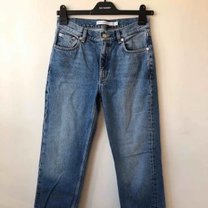  - Jeans från & other stories i storlek 27. Innerbensmått 75 cm. Superfint skick!