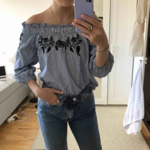  - Jättesöt off shoulder blus från ginatricot! Frakt tillkommer⚡️🤛🏽✨ skriv för fler bilder eller frågor!!❤️