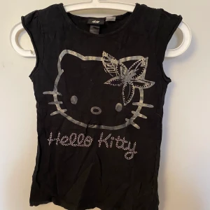 Hello Kitty tröja  - Säljer denna tröja ganska liten (barnstorlek) men går säkert att göra till en kortare topp hör av dig om du är intresserad eller har frågor kram!💓💓 
