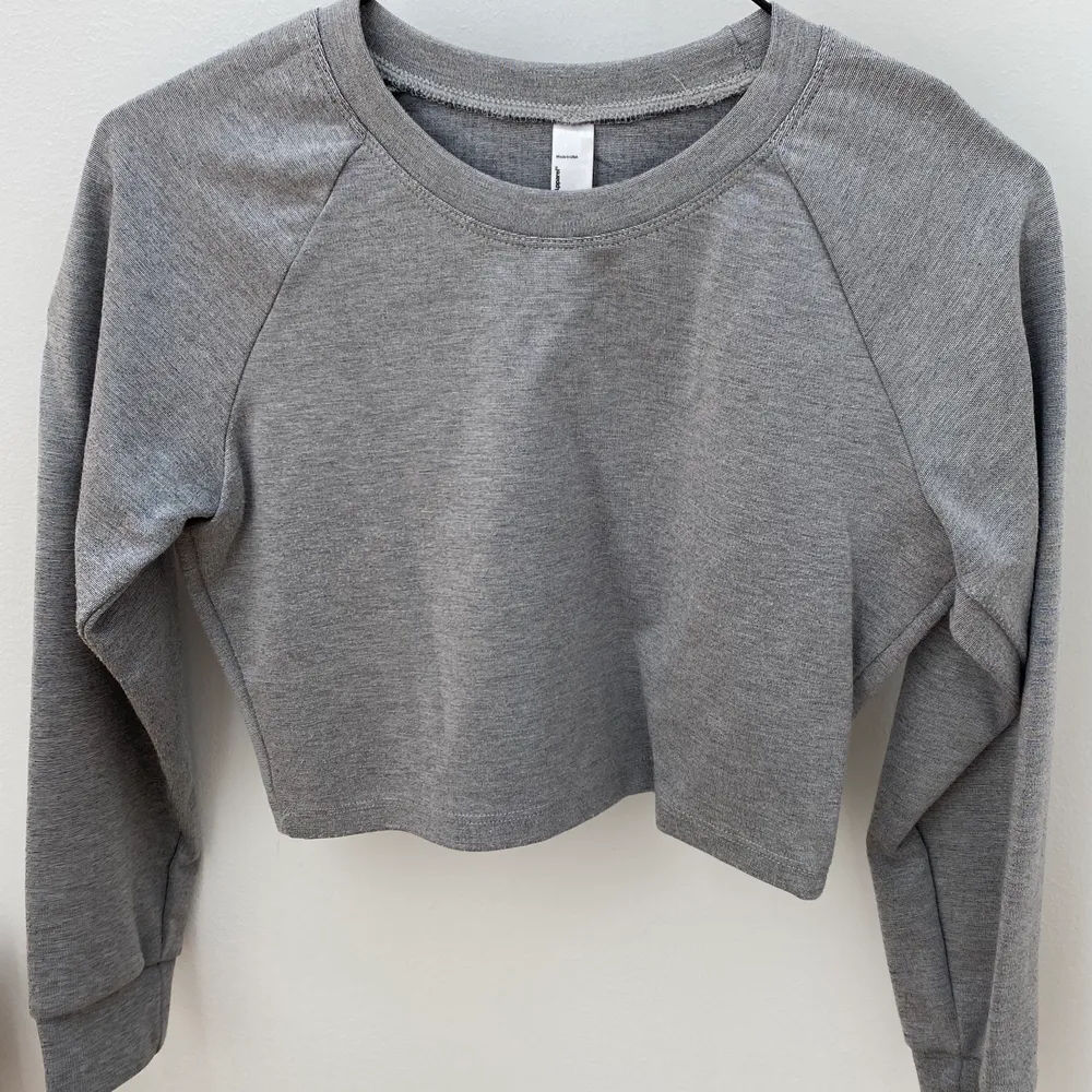 Skitsnygg crop top från American Apparel i strl XS. Har bara använts två gånger. Den är rätt så liten i storleken (lite tajt på mig, är typ XS/S) och ärmar är liiite kortare men tror den ska vara så. Kan mötas upp i Malmö annars kostar frakten 44kr.. Tröjor & Koftor.