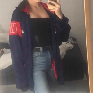 Nike - Cool Nike vintage plagg. Är herrstorlek och därför väldigt stor i storleken men ASCOOOL!! Används inte längre och säljer därför. Köpt second hand men är i väldigt fint skick! 