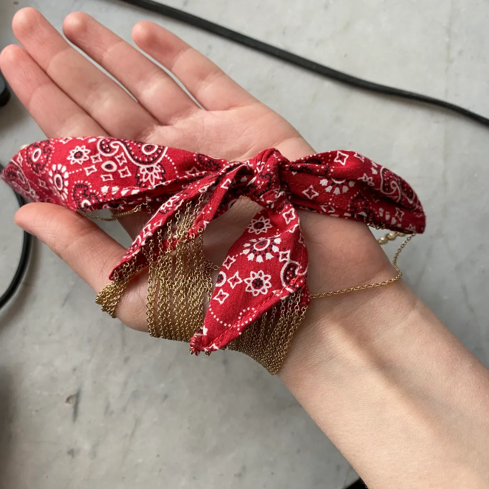En röd snygg choker i sjal material! Piffar till ens outfit och ger en snygg touch❤️ storleken är jag tyvärr inte säker på, men borde passa de flesta. Frakt tillkommer😊. Asusteet.