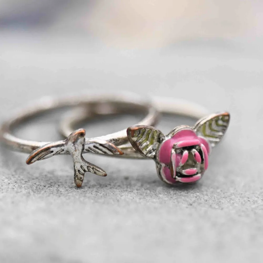 Två jätte söta ringar!!!! 🌹🕊  Frakt på 11kr tillkommer- passa på och köp fler små smycken 🤎   #ring #ringar #ros #fågel #duva #smycken #humana #secondhand #rings #pink #silver #gold . Accessoarer.