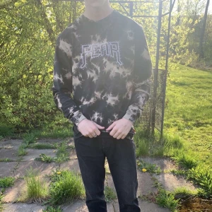 Tunn sweatshirt - Asfet sweatshirt i tunt material. Köpt på carlings och i gott skick. Frakt 🚚: 45kr