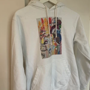 hoodie från thecoolelephant - köpt för 600kr och inte använd mycket, säljer på grund av att den är för liten för mig. frakt tillkommer 