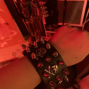 Nitarmband med döskalle - Armband köpt i gran canaria. Har aldrig haft någon användning för det därför säljs det. 100 kr🥰