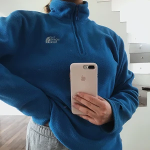 The north face halt zip fleece - Tjock och mysig tröja från North face. Den är i storlek L och sitter jätte mysigt oversized. Den har ett litet hål i ärmen som säkert går att sy igen kontakta mig om ni vill ha bild på de! Priset är exklusive frakt. 