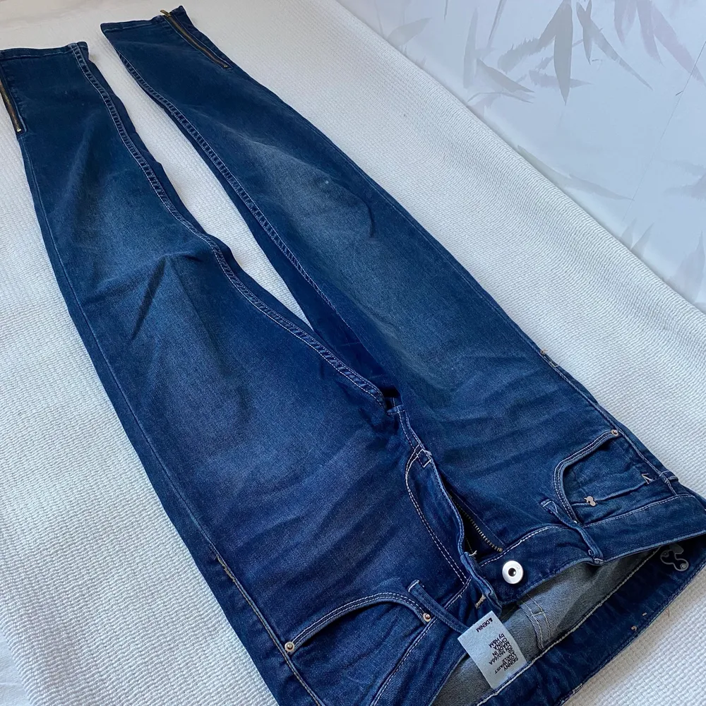 Snyggt blåa skinny jeans med låg midja från hm, använda 1 gång. För en längre person går dom snyggt över ankeln men för kortare ben är dem precis perfekt långa! Storlek 26/30. Jeans & Byxor.