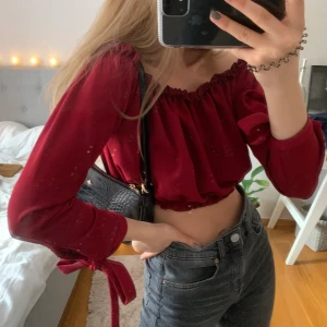 Snygg offshoulder - En riktigt frän och sexig offshoulder topp!! Knyten i ärmarna och stretchig!💄💄