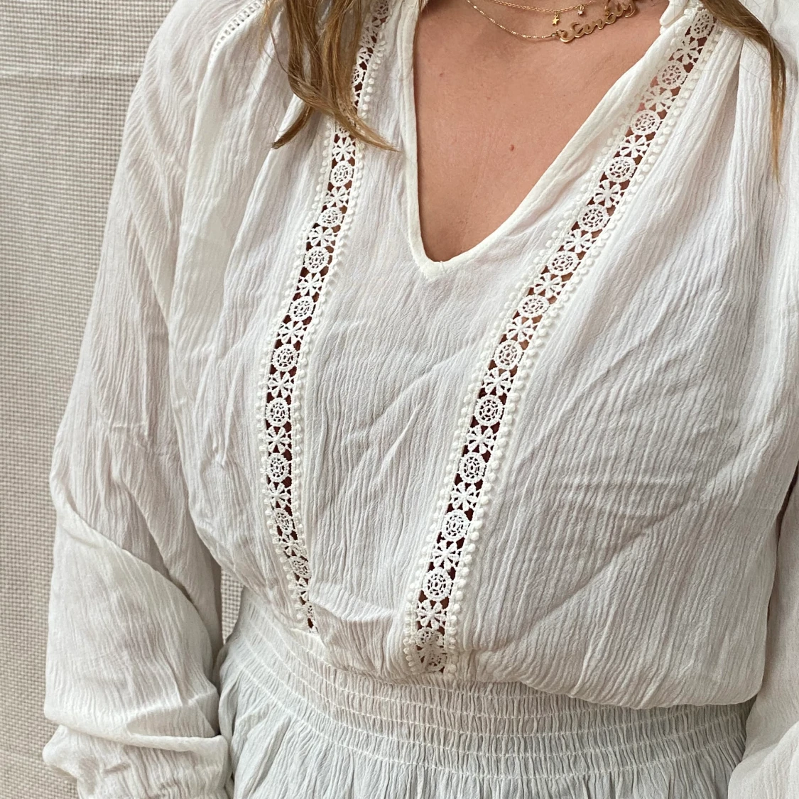 Vit blus med spetsdetaljer - 90