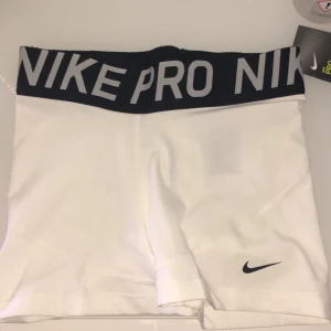 Nike Pro shorts - storlek S - Nike pro shorts storlek S. Helt nya, prislappen finns kvar & säljer för att de inte har kommit till användning. Nypris: 269