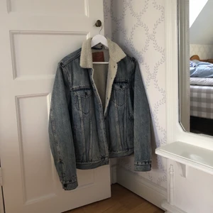 Fodrad Levis jeansjacka  - En ljus och fodrad jeansjacka från Levis. Säljer den då den börjar bli för liten:( Tillräckligt varm för en svensk ”vår” och höst. 