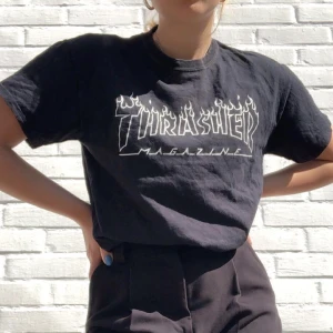 Svart & vit thrasher tskirt - Svart thrasher tskirt med vit märke. Storlek M. Svår att få tag på. Använd men bra kvalitet. Kan mötas i Malmö eller frakta mot fraktkostnad. ✨