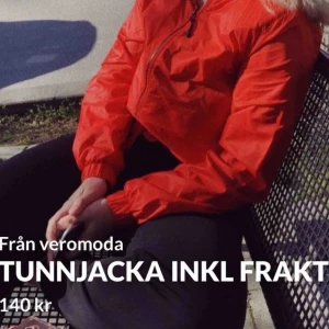  - Klarröd vår/sommarjacka. Använd max 2 gånger. 👠🎒🥀🍎🍷 #tunnjacka #vårjacka passar även S !!