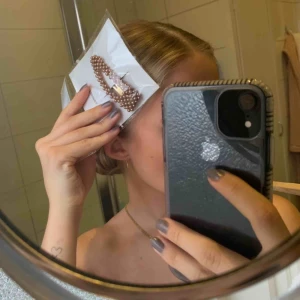  - Ett sååå sött hårspänne med beiga pärlor. Bra storlek som får med en del hår. Helt ny och oanvänd! Kvar i förpackningen! Inte riktigt min stil🐨