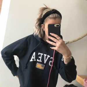  - Mörkblå hoddie från Svea, använd fåtal gånger, säljer pga ingen användning, nyköpt för ca 400kr 